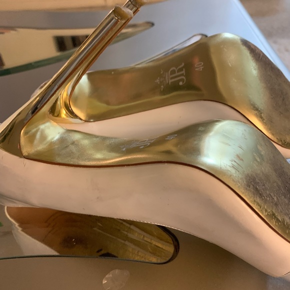 ❌❌❌ SOLD ❌❌❌ JESSICA RICH White and Gold pumps Size 10 - Picture 4 of 6